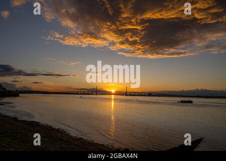 Vue sur le pont de Dartford au coucher du soleil depuis la promenade de Greenhithe Kent. Banque D'Images