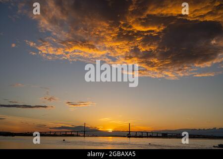 Vue sur le pont de Dartford au coucher du soleil depuis la promenade de Greenhithe Kent. Banque D'Images