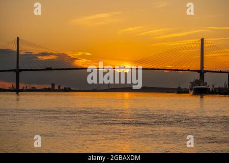 Vue sur le pont de Dartford au coucher du soleil depuis la promenade de Greenhithe Kent. Banque D'Images