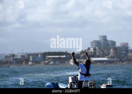 Kanagawa, Japon. 3 août 2021. L'entraîneur d'Italie Gabriele Bruni célèbre après la course de la médaille de voile Multihull-Nacra 17 aux Jeux Olympiques de Tokyo 2020 à Kanagawa, au Japon, le 3 août 2021. Credit: Huang Zongzhi/Xinhua/Alamy Live News Banque D'Images