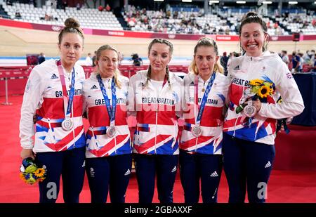 Katie Archibald, Laura Kenny, Neah Evans, Josie Knight et Elinor Barker en Grande-Bretagne, avec leurs médailles d'argent pour la poursuite de l'équipe féminine pendant le cyclisme sur piste au vélodrome d'Izu le onzième jour des Jeux Olympiques de Tokyo en 2020 au Japon. Date de la photo: Mardi 3 août 2021. Banque D'Images