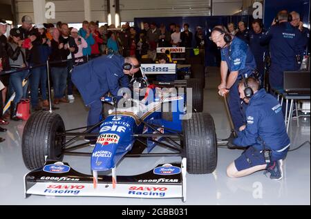 L'écurie Williams Racing prépare le championnat de Damon Hill en Wining Williams FW18 Formula One car pour plusieurs tours à grande vitesse autour de Silverstone. Banque D'Images