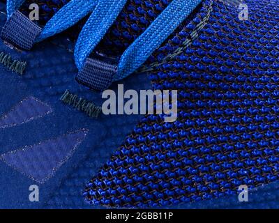 Fragment d'une sneaker bleu avec cordon.macro texture Sneaker Banque D'Images