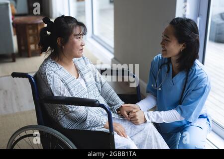 Physiothérapeute asiatique traitant la patiente asiatique chez elle Banque D'Images