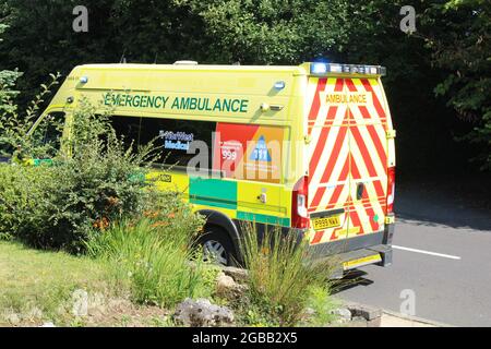 Ambulance médicale d'urgence du Nord-Ouest garée sur la route Banque D'Images