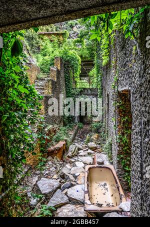 Lieux perdus en France : les ruines de la station thermale Thermes de Thuès, vallée de la Têt, Pyrénées-Orientales, France Banque D'Images