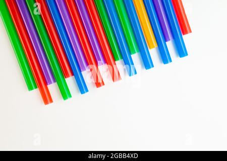 tubes à cocktail multicolores isolés sur fond blanc Banque D'Images