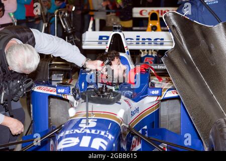 Des techniciens de l'écurie Williams Heritage Racing Team préparant la victoire au championnat de Damon Hills, Williams FW18 Formula One car pour quelques tours de démonstration autour de Silverstone Banque D'Images