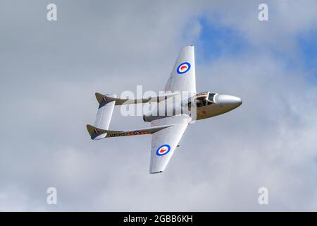 Un Vampire de Havilland DH115, un chasseur à réaction britannique des années 1940, dans le ciel, lors d'un spectacle aérien. Il est peint dans les couleurs de la New Zealand Air Force Banque D'Images