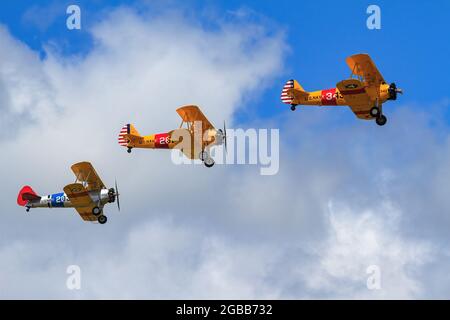 Formation de biavions Boeing-Staarman modèle 75 avec des marques historiques de la marine américaine dans l'air lors d'un spectacle aérien Banque D'Images