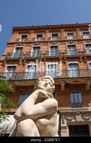 Place Mage dans la vieille ville de Toulouse avec sa sculpture de José Clara, Toulouse, sud de la France Banque D'Images