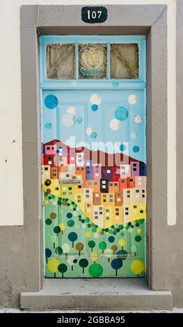 Porte peinte colorée dans la vieille allée de Rua de Santa Maria, Funchal, île de Madère, Portugal, Atlantique, Europe Banque D'Images