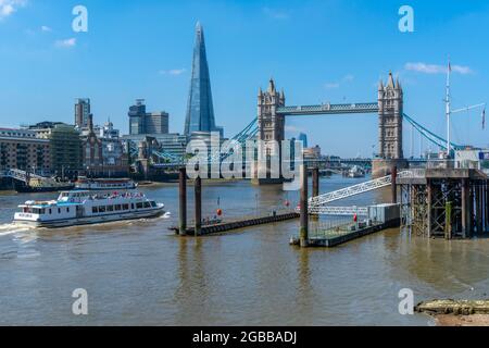 Vue sur Tower Bridge et le Shard avec bateau sur la Tamise, Londres, Angleterre, Royaume-Uni, Europe Banque D'Images