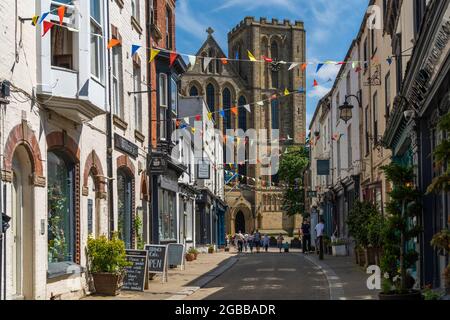 Vue sur les magasins et les cafés de Kirkgate et de la cathédrale en arrière-plan, Ripon, North Yorkshire, Angleterre, Royaume-Uni, Europe Banque D'Images