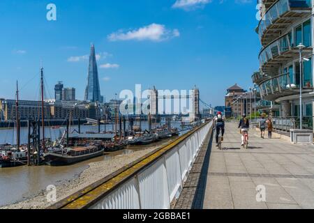 Vue sur Tower Bridge et le Shard avec appartements côté Tamise, Londres, Angleterre, Royaume-Uni, Europe Banque D'Images