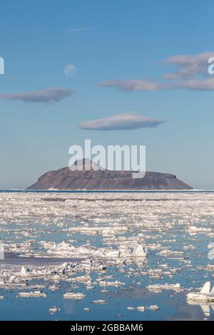 La superlune presque complète au-dessus de l'île de Cogburn, de la mer de Weddell, de l'Antarctique, des régions polaires Banque D'Images