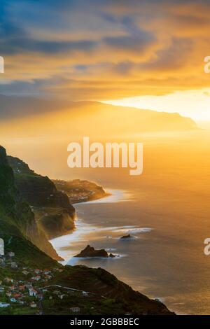 Ciel brûlant au coucher du soleil sur Arco de Sao Jorge et Ponta Delgada villages front de mer, île de Madère, Portugal, Atlantique, Europe Banque D'Images