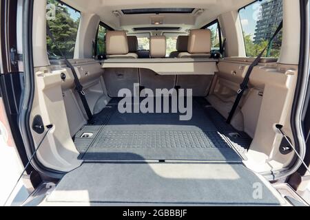 Coffre vide d'une voiture suv moderne ou jeep avec un grand volume intérieur. Banque D'Images