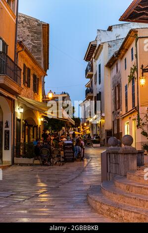 Vieille ville historique d'Alcudia la nuit, Majorque, Iles Baléares, Espagne, Méditerranée, Europe Banque D'Images