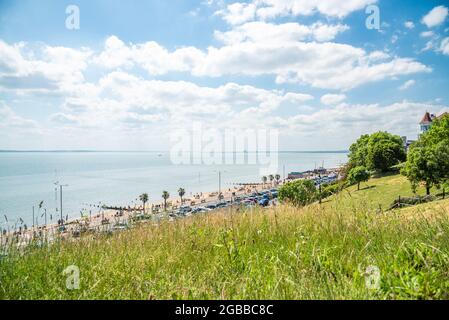 En regardant vers Chalkwell de l'herbe par le Cliffs Pavilion Theatre, Southend on Sea, Essex, Angleterre, Royaume-Uni, Europe Banque D'Images