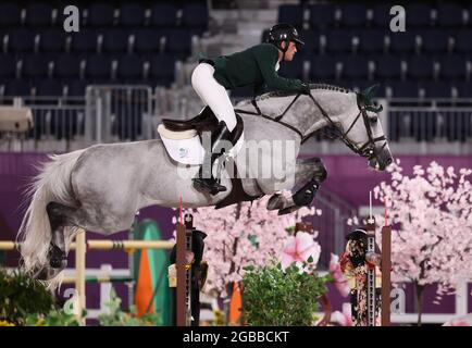 03 août 2021, Japon, Tokio: Sports équestres/saut: Jeux olympiques, préliminaire, individuel, qualifiant au parc équestre Baji Koen. Mathieu Billot de France sur le Quel Filou 13 en action. Photo: Friso Gentsch/dpa Banque D'Images