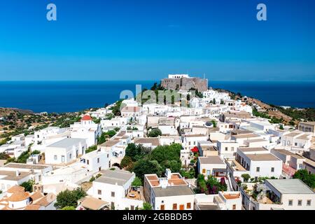 Photo aérienne par drone du monastère de Saint John le théologien, site du patrimoine mondial de l'UNESCO, île de Patmos, îles grecques, Grèce, Europe Banque D'Images