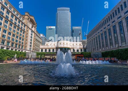 Vue sur les hauts bâtiments et les fontaines de Canary Wharf, Docklands, Londres, Angleterre, Royaume-Uni, Europe Banque D'Images