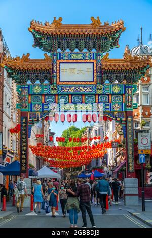 Vue de la pittoresque Chinatown Gate vers Chinatown, Londres, Angleterre, Royaume-Uni, Europe Banque D'Images