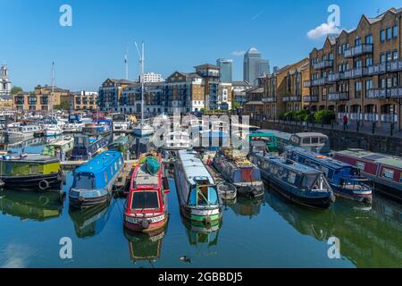 Vue sur les canots dans la marina de Limehouse Basin et Canary Wharf en arrière-plan, Limehouse, Londres, Angleterre, Royaume-Uni, Europe Banque D'Images