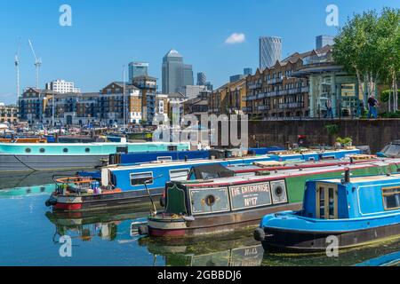 Vue sur les canots dans la marina de Limehouse Basin et Canary Wharf en arrière-plan, Limehouse, Londres, Angleterre, Royaume-Uni, Europe Banque D'Images