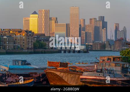 Vue sur les barges de la Tamise, les Docklands et Canary Wharf au coucher du soleil, Londres, Angleterre, Royaume-Uni, Europe Banque D'Images