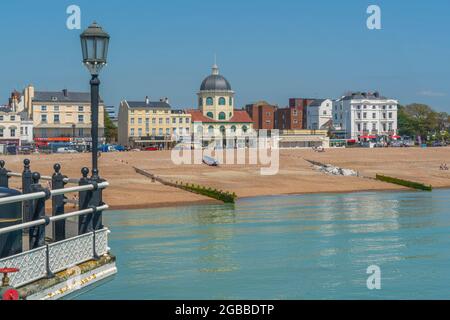 Vue sur les maisons en front de mer et Worthing Beach depuis la jetée, Worthing, West Sussex, Angleterre, Royaume-Uni, Europe Banque D'Images