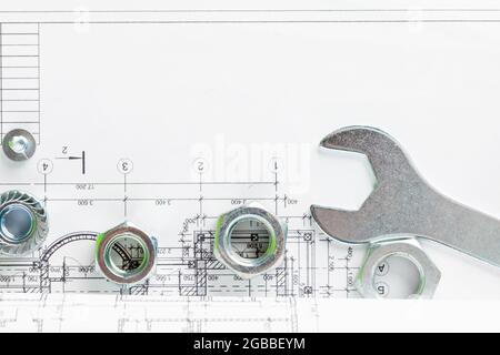 Les écrous et les boulons se rapprochés du plan de maison Banque D'Images