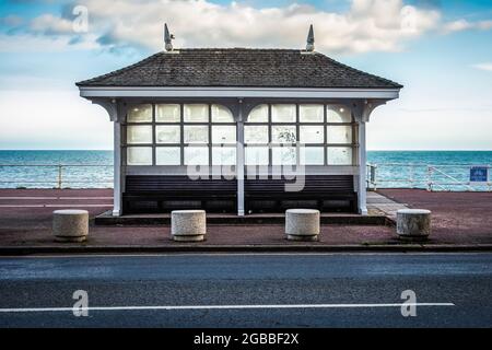 Refuge traditionnel en bois vierge classique en bord de mer sur la promenade du front de mer de Hastings, dans l'est du Sussex, en Angleterre, pris le 31st juillet 2021 Banque D'Images