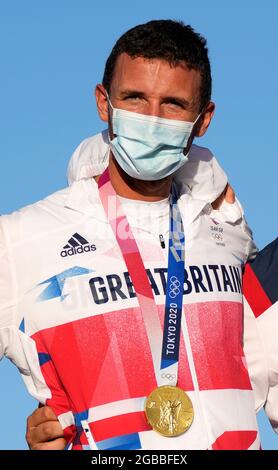 Giles Scott de Grande-Bretagne avec son or après la course de la médaille hommes Finn pendant la voile à Enoshima le onzième jour des Jeux Olympiques de Tokyo 2020 au Japon. Date de la photo: Mardi 3 août 2021. Banque D'Images