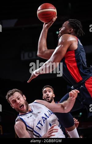 Saitama, Japon. 3 août 2021. Le Guerschon Yabusele (R) de France va pour un tir lors du quart de finale masculin de basket-ball entre la France et l'Italie aux Jeux Olympiques de Tokyo 2020 à Saitama, Japon, le 3 août 2021. Crédit: PAN Yulong/Xinhua/Alay Live News Banque D'Images