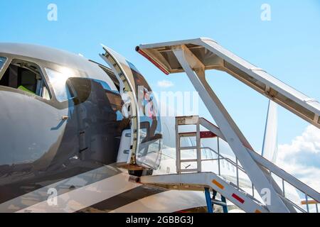 Vue rapprochée de la passerelle et de l'entrée de l'avion Banque D'Images