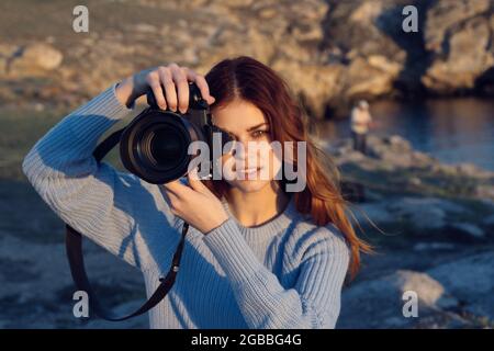 femme aux cheveux rouges photographe nature montagnes rocheuses professionnel Banque D'Images