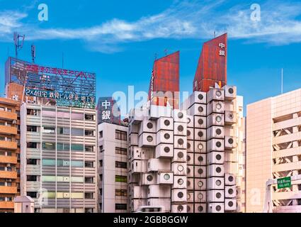 tokyo, japon - juillet 25 2021 : façade de bâtiments avec le toit en tôle ondulée rouillée de l'emblématique bâtiment de la Tour de capsule de Nakagin créé en 1972 par Banque D'Images
