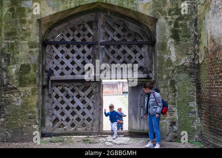 Angleterre, Hampshire, Portsmouth, Fareham, Titchfield Abbey aka place House, vue intérieure de la mère et des enfants entrant dans la porte principale Banque D'Images