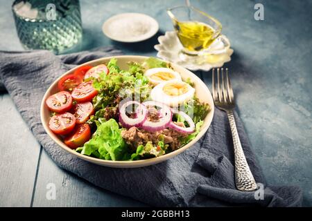 Saladier avec thon, œuf, tomate et oignons - nourriture saine Banque D'Images