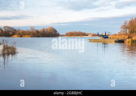 Magnifique coucher de soleil d'automne sur les rives du Dnieper. Banque D'Images