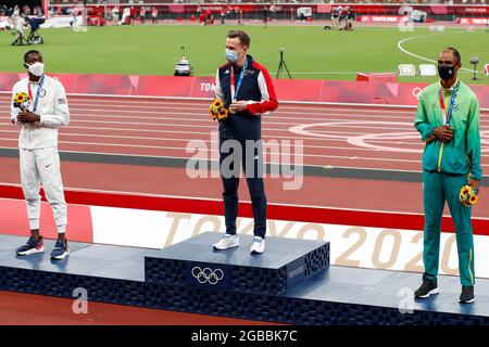 Tokyo, Japon. 03ème août 2021. Les médaillés d'haies hommes de 400 m de la médaillée d'argent de gauche Rai Benjamin des États-Unis, la médaillée d'or Karsten Warholm de Norvège et la médaillée de bronze Alison dos Santos du Brésil se tiennent sur le podium lors de la cérémonie de remise des médailles au stade olympique lors des Jeux olympiques d'été de 2020 à Tokyo, au Japon, mardi. 3 août 2021. Les trois médaillés ont terminé en moins de 47 secondes avec un nouveau record du monde établi par Warholm avec un temps de 45.94. Photo par Tasos Katopodis/UPI crédit: UPI/Alay Live News Banque D'Images