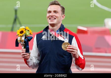 Tokyo, Japon. 03ème août 2021. Karsten Warholm, médaillé d'or pour hommes de 400 m haies, de Norvège, présente sa médaille d'or lors de la cérémonie des médailles au stade olympique aux Jeux olympiques d'été de 2020 à Tokyo, au Japon, le mardi 3 août 2021. Les trois médaillés ont terminé en moins de 47 secondes avec un nouveau record du monde établi par Warholm avec un temps de 45.94. Photo par Tasos Katopodis/UPI crédit: UPI/Alay Live News Banque D'Images