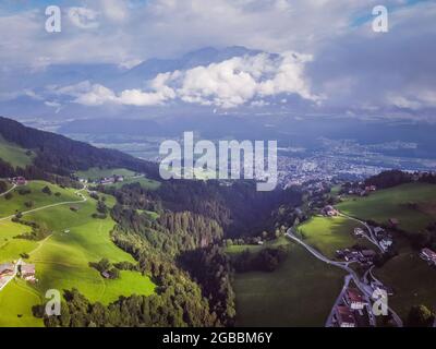 Vue aérienne de la vallée de l'auberge dans le Tyrol Banque D'Images