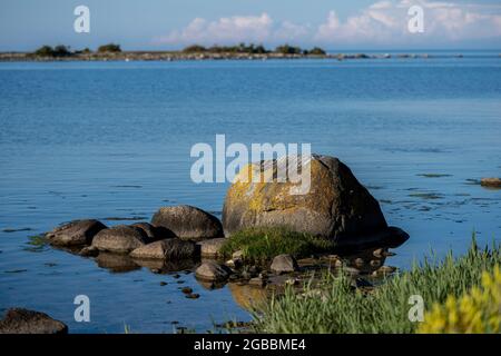 Un rocher de l'océan dans une belle lumière de coucher de soleil. Photo de l'île d'Oland, en mer Baltique Banque D'Images