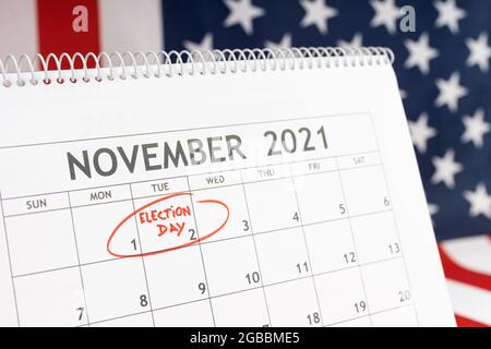 Novembre 2021 concept de jour d'élection aux États-Unis. Calendrier du bureau avec le 2 novembre marqué en rouge et drapeau des États-Unis en arrière-plan Banque D'Images