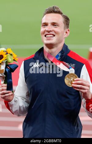Tokyo, Japon. 03ème août 2021. Karsten Warholm, médaillé d'or pour hommes de 400 m haies, de Norvège, présente sa médaille d'or lors de la cérémonie des médailles au stade olympique aux Jeux olympiques d'été de 2020 à Tokyo, au Japon, le mardi 3 août 2021. Les trois médaillés ont terminé en moins de 47 secondes avec un nouveau record du monde établi par Warholm avec un temps de 45.94. Photo par Tasos Katopodis/UPI crédit: UPI/Alay Live News Banque D'Images