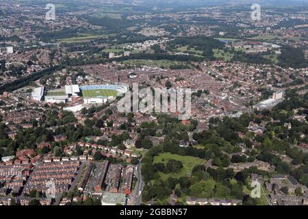 Vue aérienne sur les gratte-ciel de Headingley à Leeds, avec le stade Emerald Headingley en vue sur le côté gauche. Banque D'Images