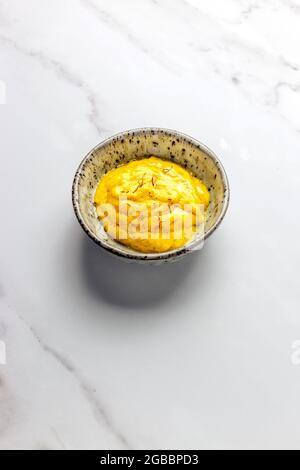 Rouille avec fils de Saffron torons sur fond blanc marbre – FOOPPIX BLANC Banque D'Images